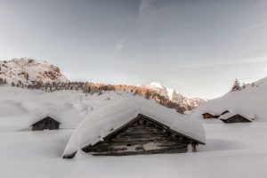 Chalet isolé et recouvert de neige